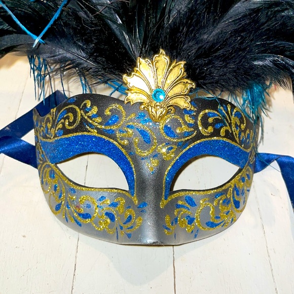 2 Venetian masks - Picture 3 of 5